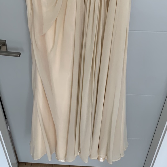 Well groomed gown - Picture 12 of 12